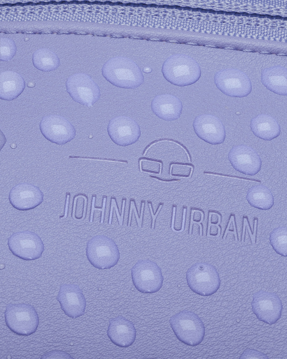 Nahe Ansicht der wasserabweisenden lila Kunstlederoberfläche der Bauchtasche 'Toni' mit Johnny Urban Logo