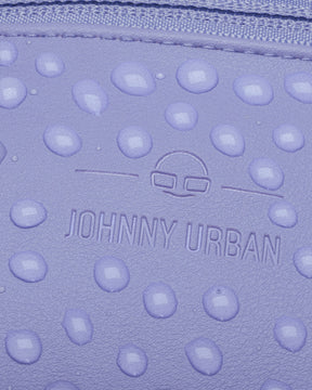 Nahe Ansicht der wasserabweisenden lila Kunstlederoberfläche der Bauchtasche 'Toni' mit Johnny Urban Logo