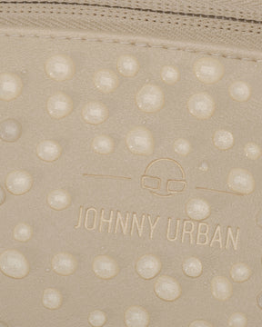 Nahaufnahme der wasserabweisenden, beigefarbenen Kunstleder-Oberfläche der Bauchtasche 'Toni' mit Johnny Urban Logo