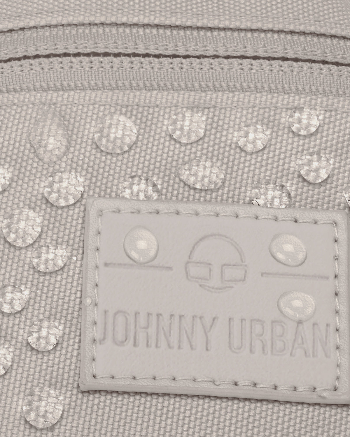 Nahaufnahme der wasserabweisenden Beuteltasche Erik Small von Johnny Urban mit sichtbaren Wassertropfen