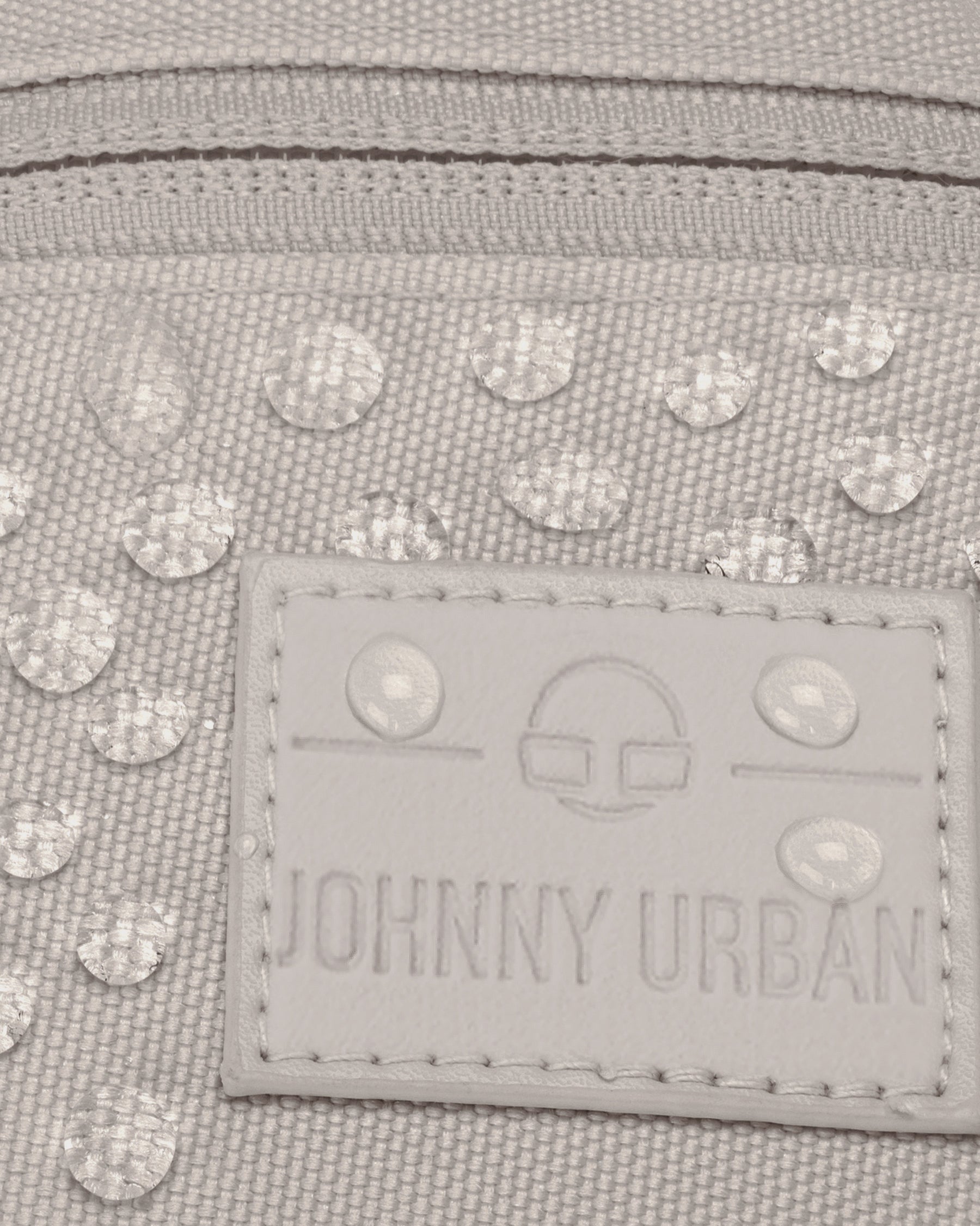 Nahaufnahme der wasserabweisenden Beuteltasche Erik Small von Johnny Urban mit sichtbaren Wassertropfen