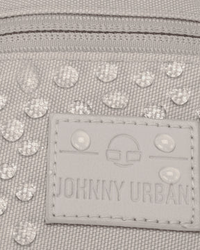 Nahaufnahme der wasserabweisenden Beuteltasche Erik Small von Johnny Urban mit sichtbaren Wassertropfen