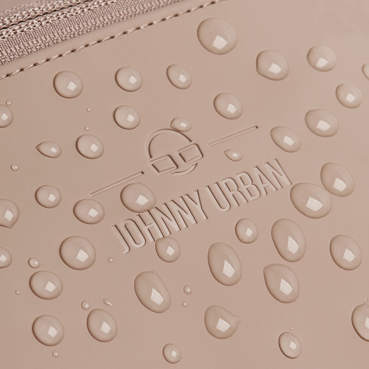 Beige wasserabweisendes Material der Bauchtasche 'Riley' mit Johnny Urban Logo und Wassertröpfchen