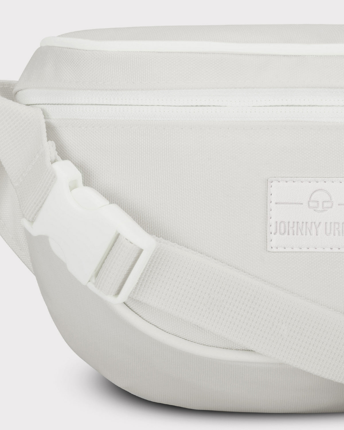Cremeweiße Bauchtasche 'Ben' von Johnny Urban mit Reißverschluss und verstellbarem Gurt