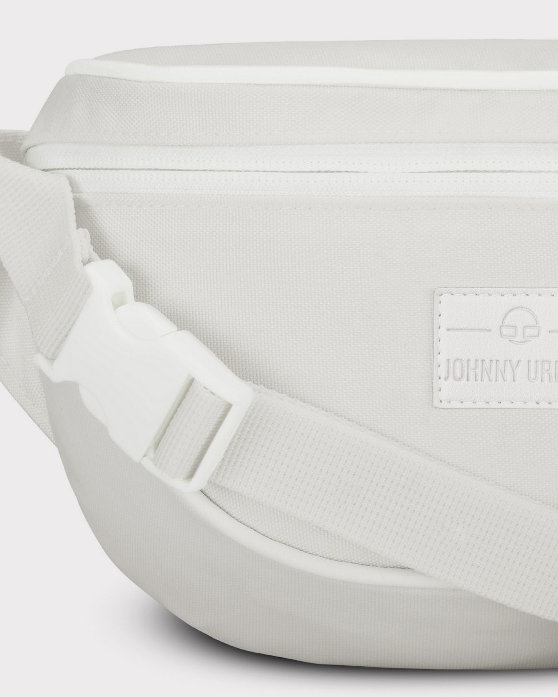 Cremeweiße Bauchtasche 'Ben' von Johnny Urban mit Reißverschluss und verstellbarem Gurt