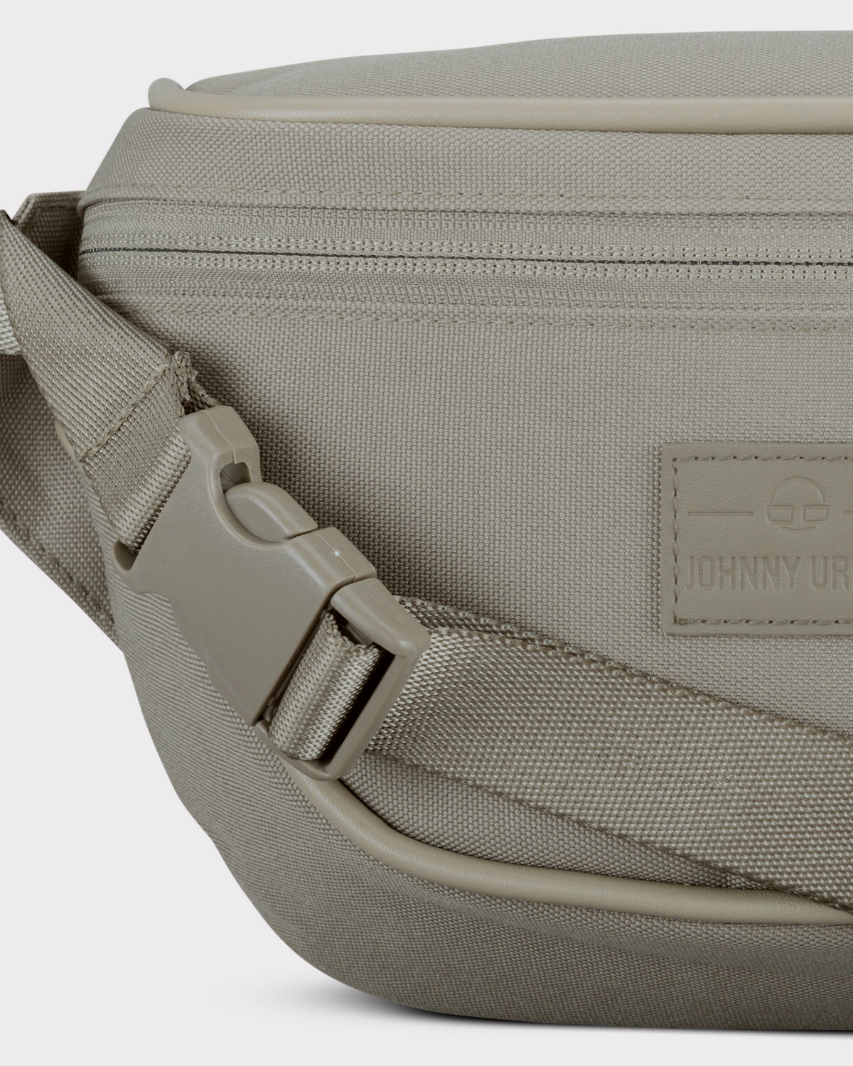 Bauchtasche 'Ben' von Johnny Urban in desert grey mit verstellbarem Gurt und Reißverschluss