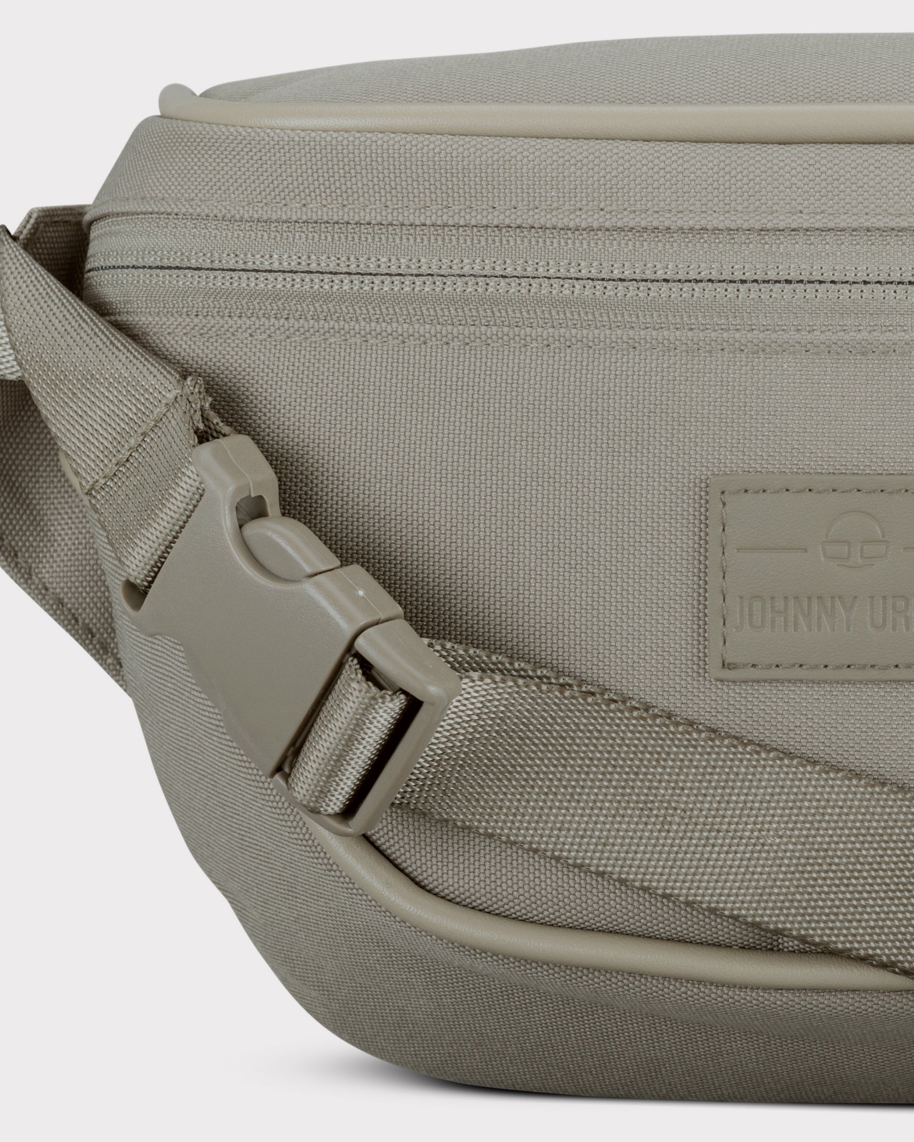 Bauchtasche 'Ben' von Johnny Urban in desert grey mit verstellbarem Gurt und Reißverschluss