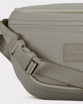 Bauchtasche 'Ben' von Johnny Urban in desert grey mit verstellbarem Gurt und Reißverschluss