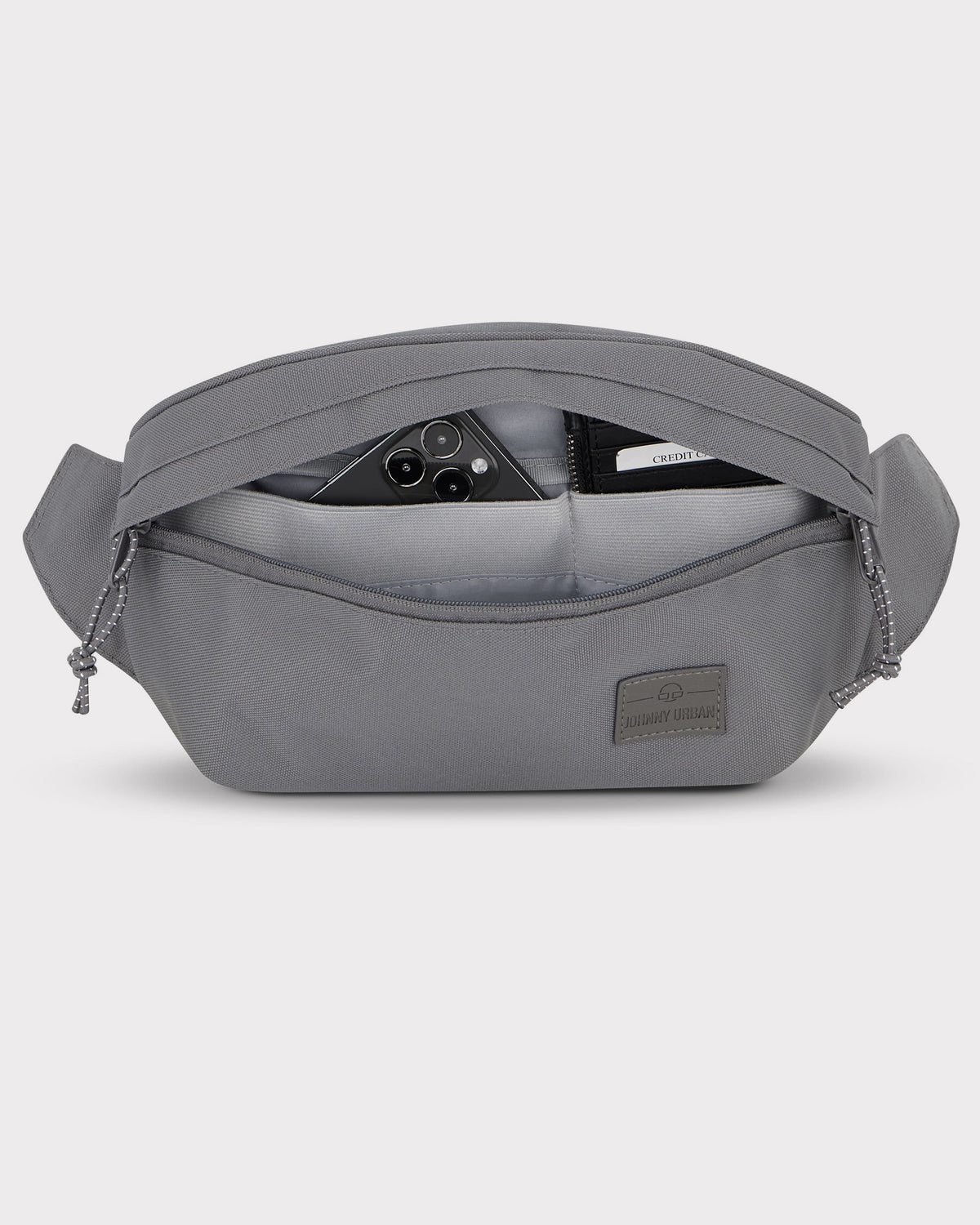 Große graue Bauchtasche 'Tom' von Johnny Urban mit Steckfach, darin Smartphone und Kartenetui