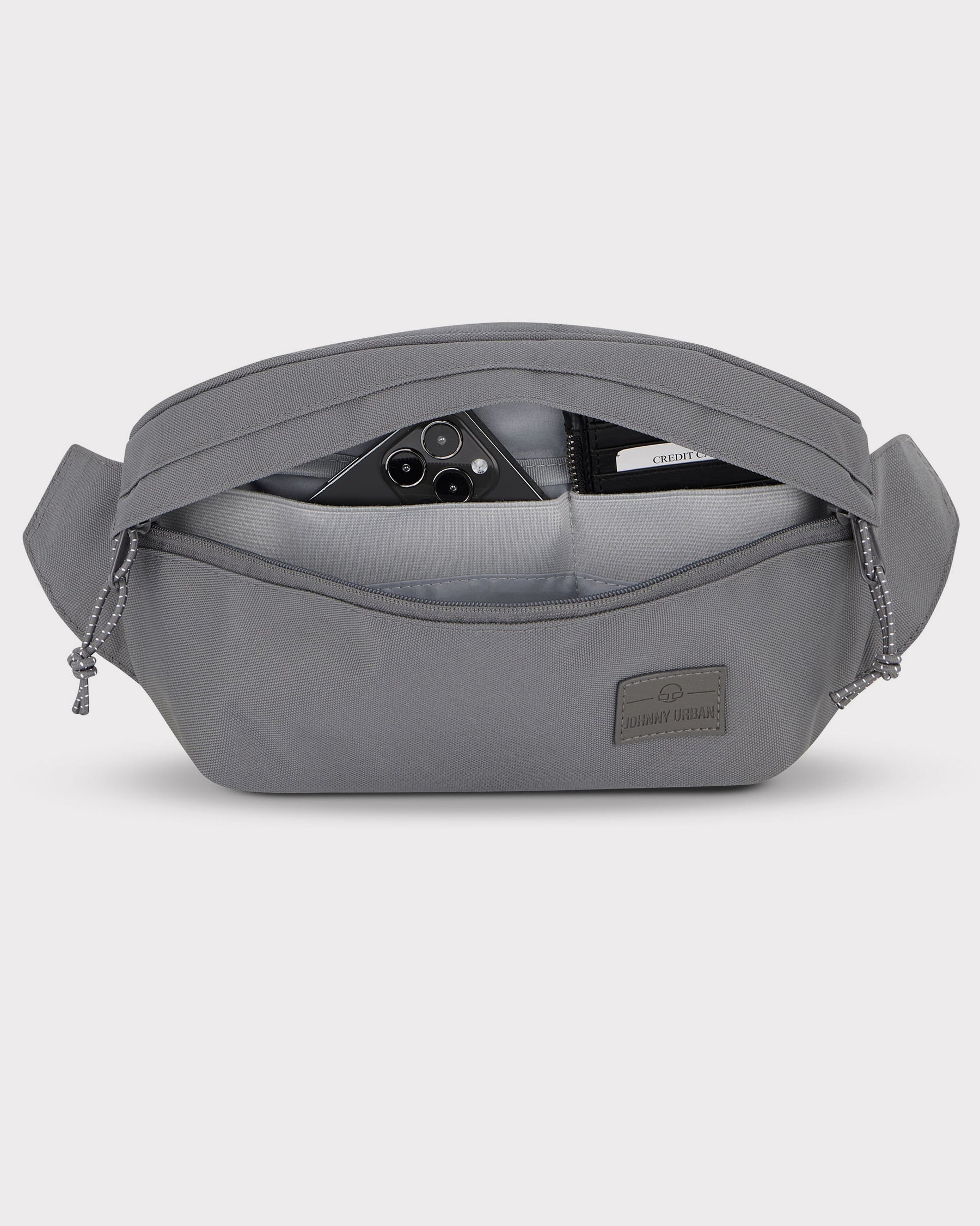 Große graue Bauchtasche 'Tom' von Johnny Urban mit Steckfach, darin Smartphone und Kartenetui