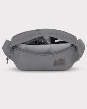 Große graue Bauchtasche 'Tom' von Johnny Urban mit Steckfach, darin Smartphone und Kartenetui