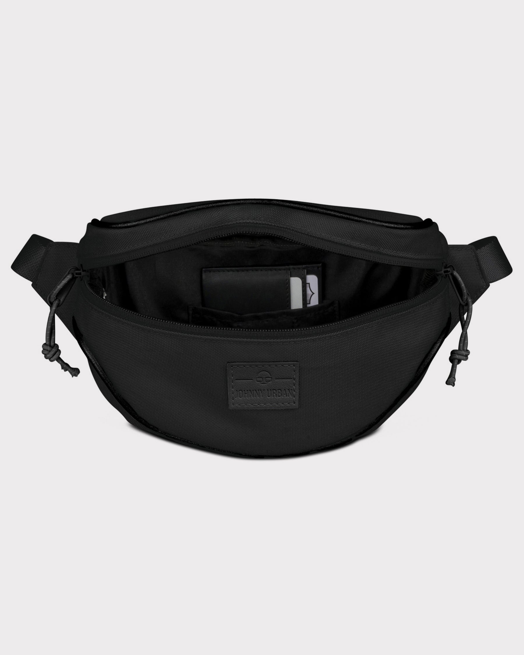Schwarze Bauchtasche 'Ben' von Johnny Urban, geöffnet, zeigt Innenfach mit Kartenfächern und Reißverschlüssen