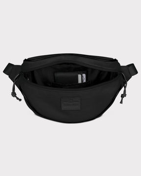 Schwarze Bauchtasche 'Ben' von Johnny Urban, geöffnet, zeigt Innenfach mit Kartenfächern und Reißverschlüssen
