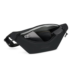 Schwarze große Bauchtasche 'Riley' von Johnny Urban mit Smartphone, Geldbörse und Sonnenbrille im Hauptfach