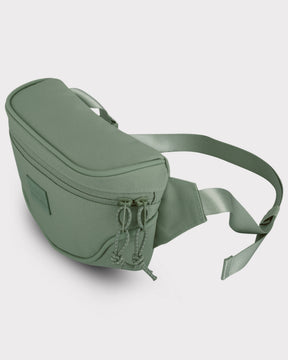 Nachhaltige grüne Bauchtasche 'Ben' von Johnny Urban mit Reißverschluss und verstellbarem Gürtel