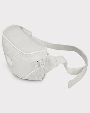 Weiße nachhaltige Bauchtasche 'Ben' mit zwei Reißverschlüssen und verstellbarem Gurt