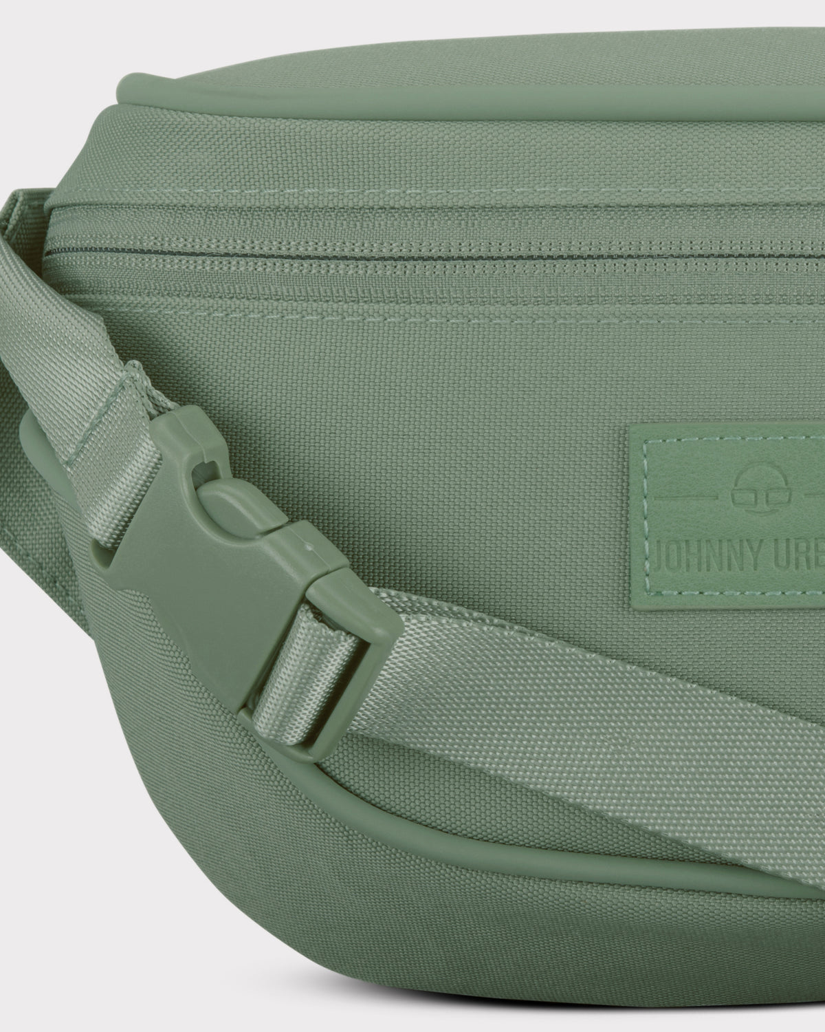 Grüne Bauchtasche 'Ben' von Johnny Urban aus recyceltem Material mit Reißverschluss und verstellbarem Gurt