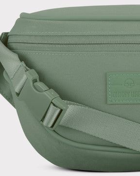 Grüne Bauchtasche 'Ben' von Johnny Urban aus recyceltem Material mit Reißverschluss und verstellbarem Gurt