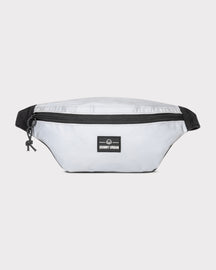 Reflektierende Bauchtasche 'Erik Small' von Johnny Urban mit schwarzem Reißverschluss und verstellbarem Gurt