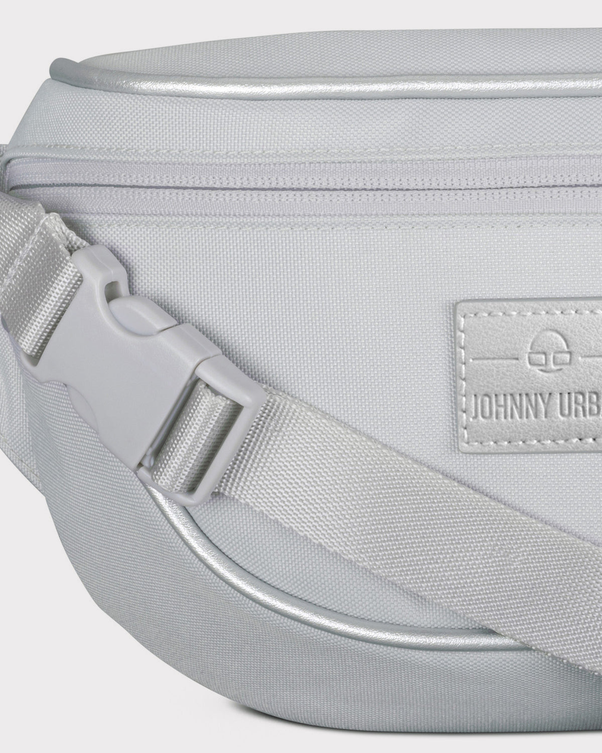 Silberne Bauchtasche 'Ben' von Johnny Urban mit Reißverschluss und verstellbarem Gurt