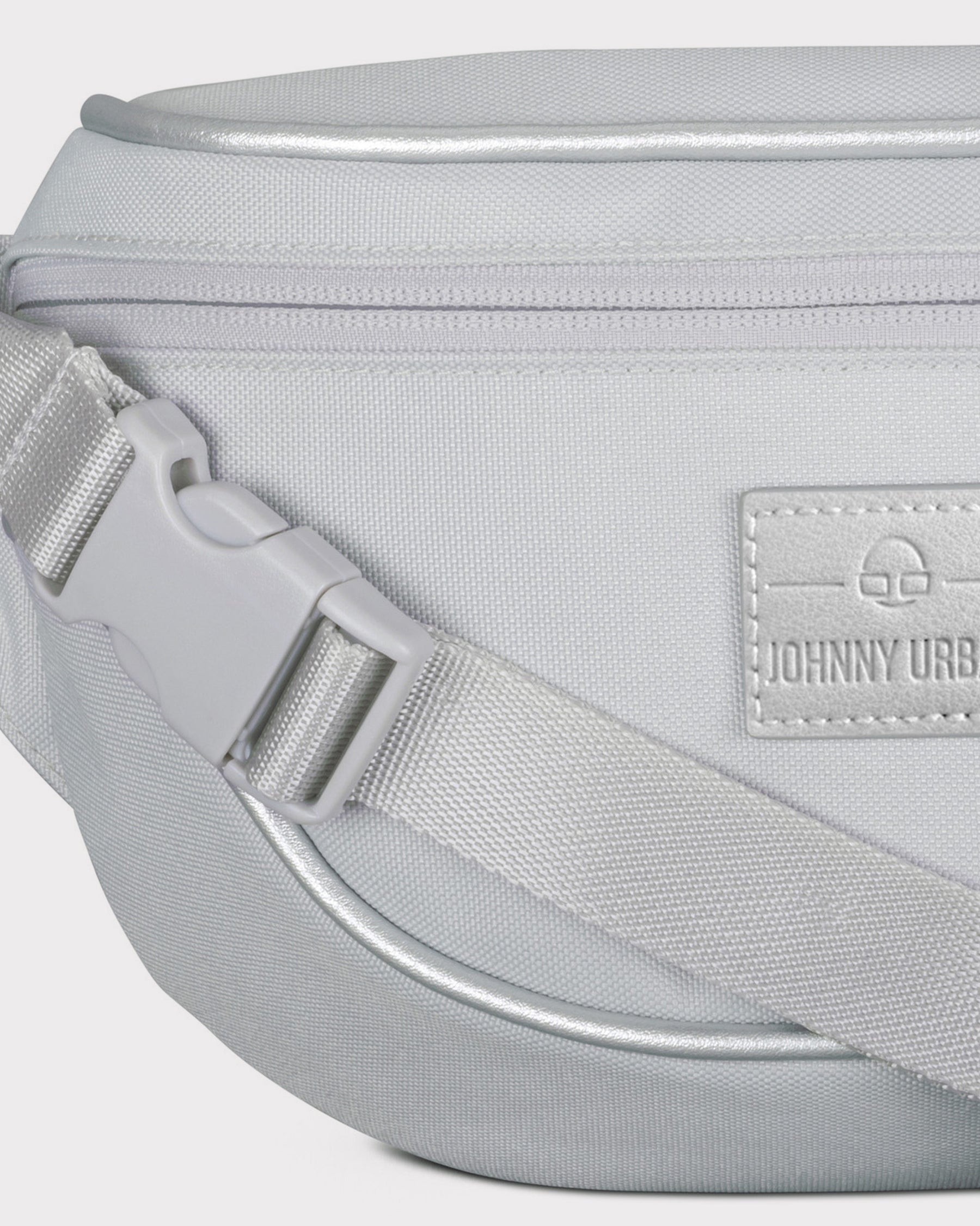Silberne Bauchtasche 'Ben' von Johnny Urban mit Reißverschluss und verstellbarem Gurt