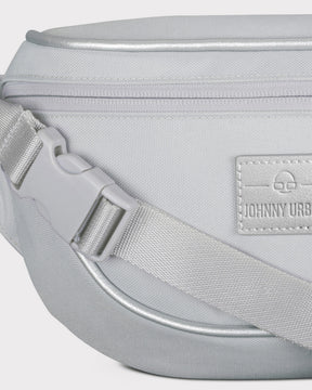 Silberne Bauchtasche 'Ben' von Johnny Urban mit Reißverschluss und verstellbarem Gurt