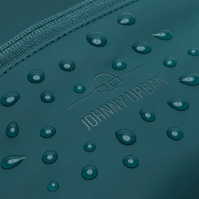Detailaufnahme der wasserabweisenden petrolgrünen Bauchtasche 'Riley' von Johnny Urban mit Wassertropfen