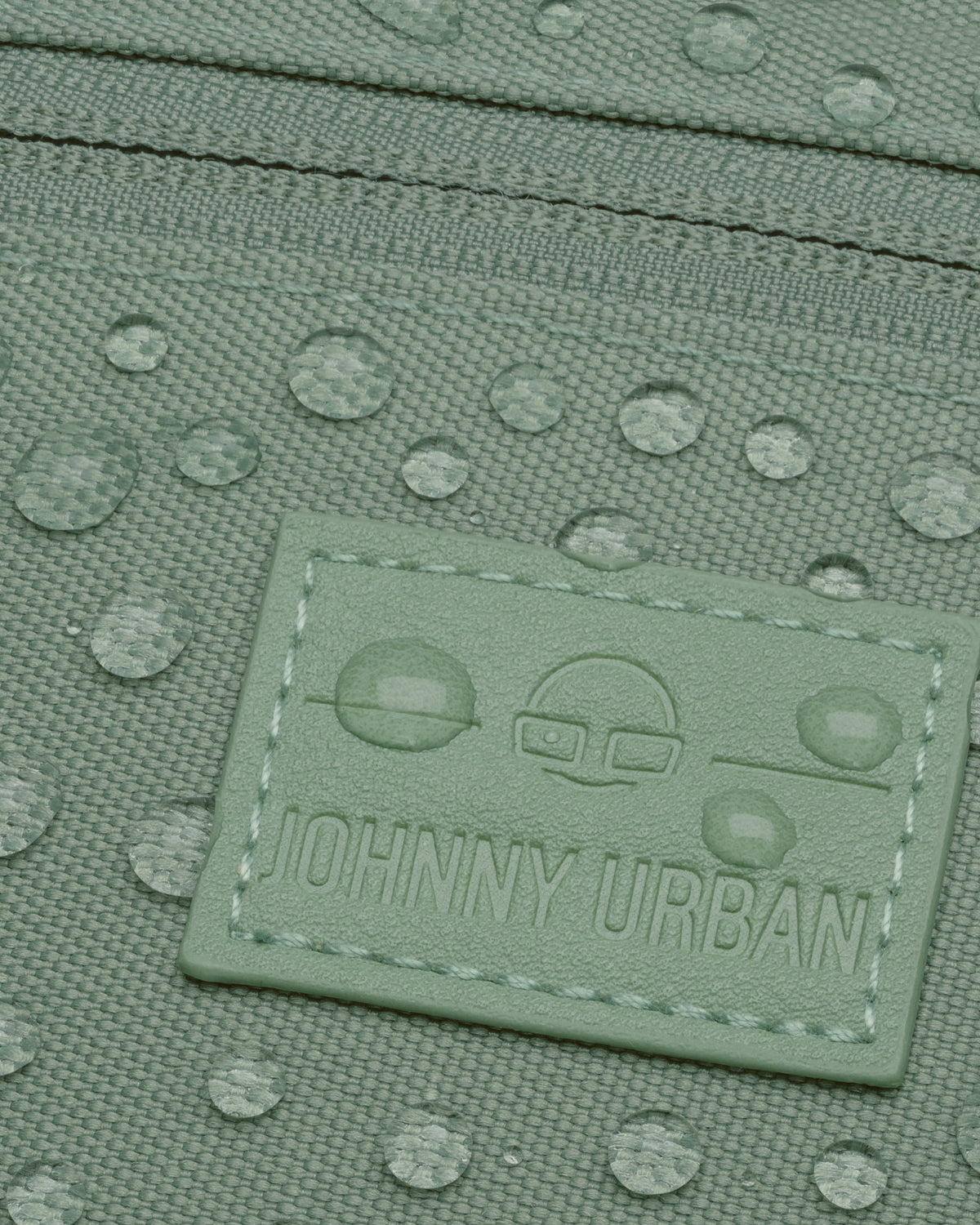 Grüne wasserabweisende Bauchtasche 'Erik Small' mit 'Johnny Urban'-Logo auf der Vorderseite
