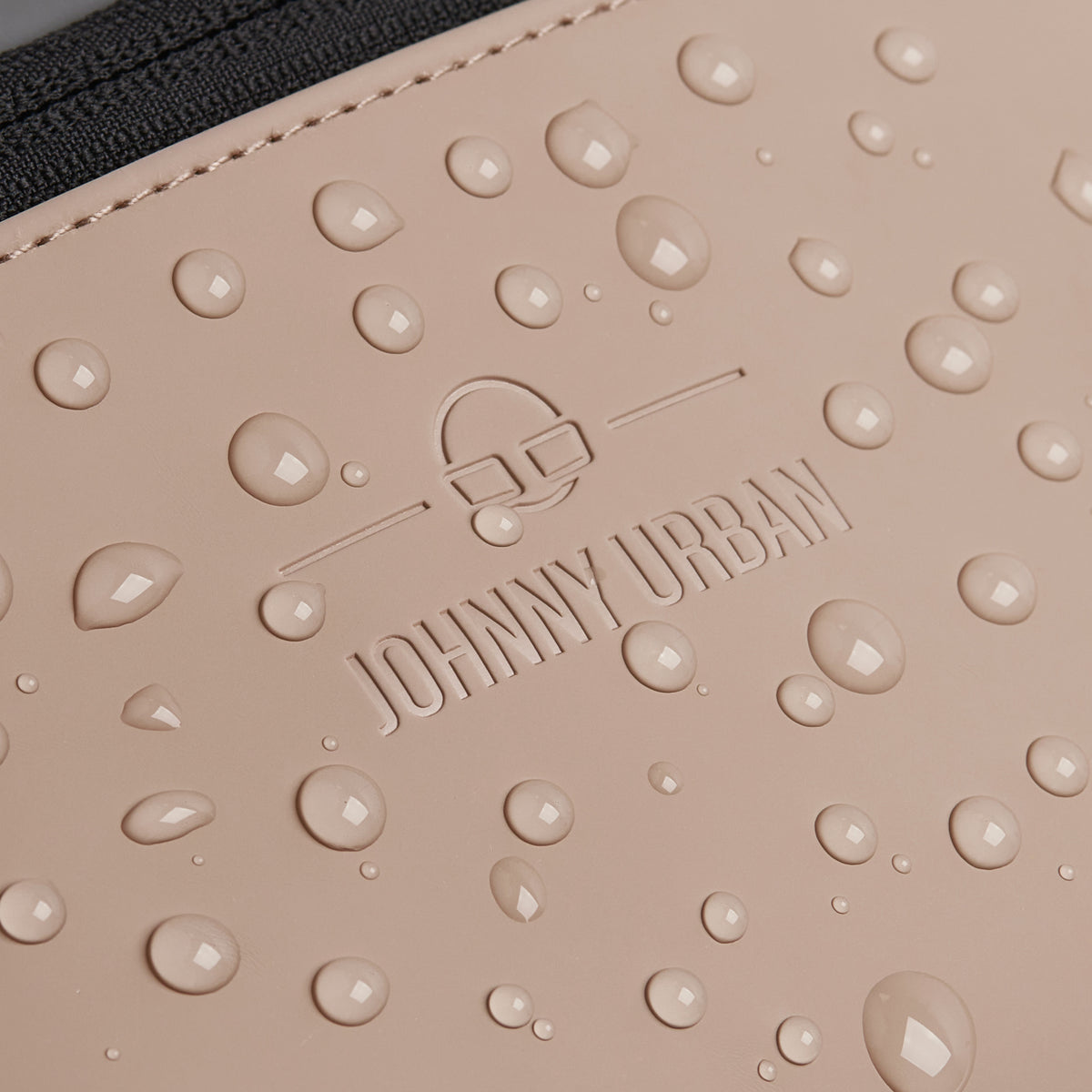 Nahaufnahme der wasserdichten Johnny Urban Bauchtasche 'Riley' mit Wasserperlen