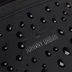 Nahaufnahme der wasserabweisenden Oberfläche der schwarzen Johnny Urban Bauchtasche 'Riley' mit Wassertröpfchen