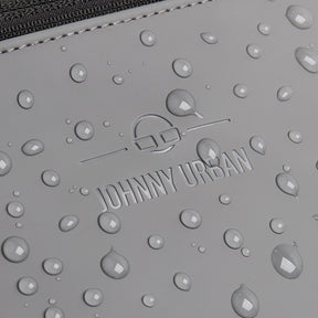 Wasserabweisende graue Oberfläche der Bauchtasche 'Riley' mit eingeprägtem Johnny Urban Logo