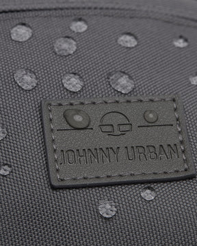 Wasserdichte graue Bauchtasche 'Tom' mit Johnny Urban Logo und sichtbaren Wassertropfen auf der Oberfläche