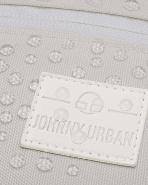 Nahaufnahme der weißen, wasserabweisenden Bauchtasche 'Ben' mit JOHNNY URBAN Logo und Wassertröpfchen