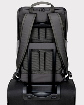 Rückansicht des grauen Business-Rucksacks Jasper mit gepolsterten Trägern, gepolstertem Rücken und Befestigungsschlaufe über dem Griff eines Trolleys