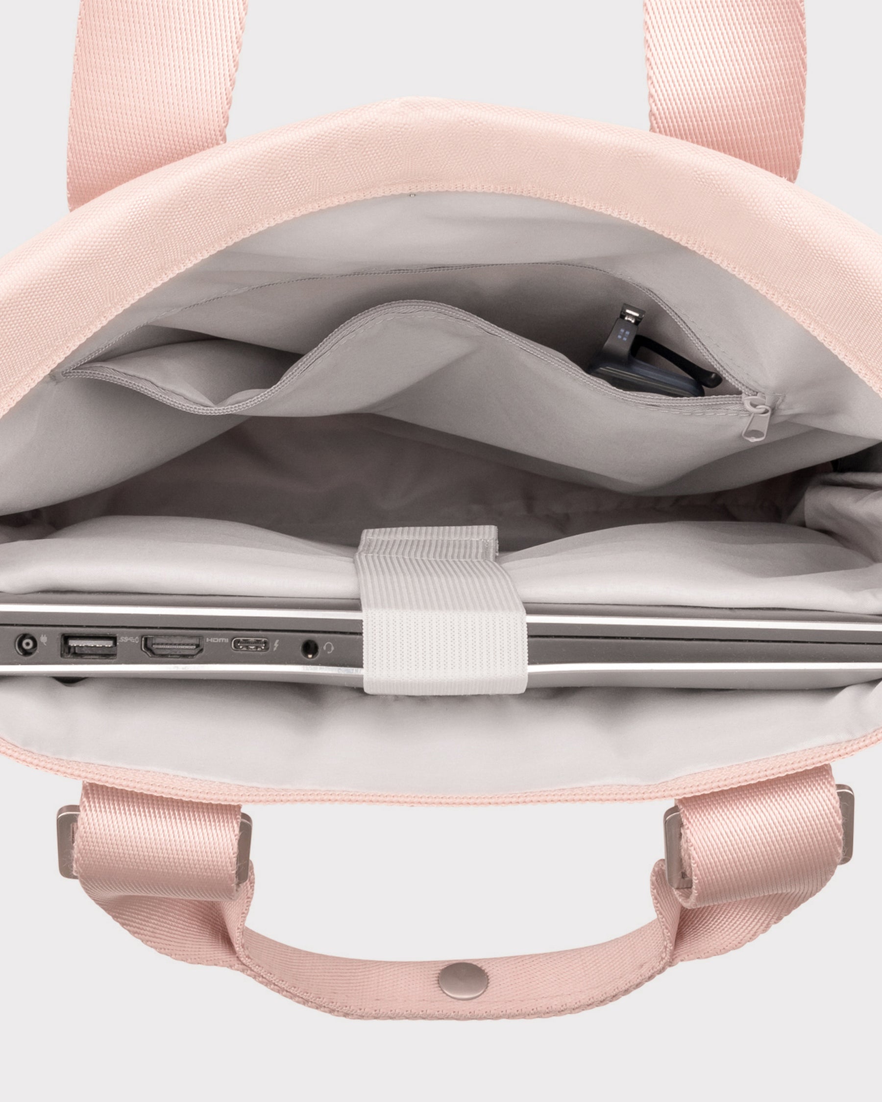 Geöffneter rosa Business-Rucksack der Marke Johnny Urban mit Laptopfach und Zubehörfach innen