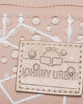 Nahe Ansicht einer rosafarbenen Johnny Urban Bauchtasche mit goldfarbenem Logo, das Wasserdropes abweist