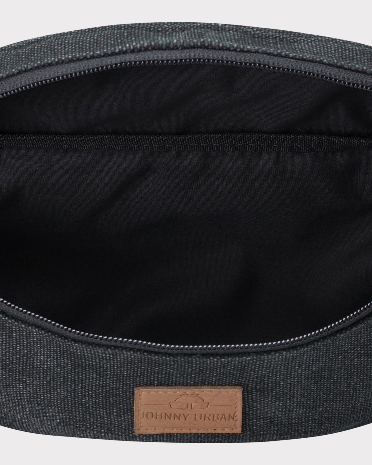 Innenansicht der anthrazitfarbenen Canvas-Bauchtasche 'Toni' von Johnny Urban mit schwarzem Innenfutter
