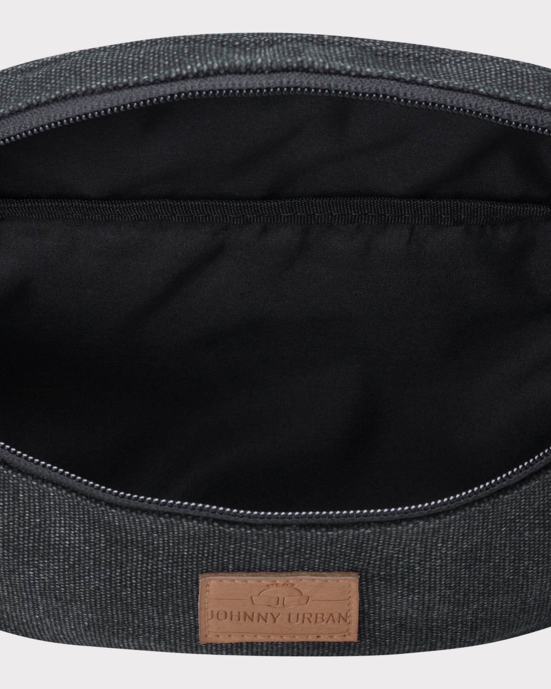 Innenansicht der anthrazitfarbenen Canvas-Bauchtasche 'Toni' von Johnny Urban mit schwarzem Innenfutter