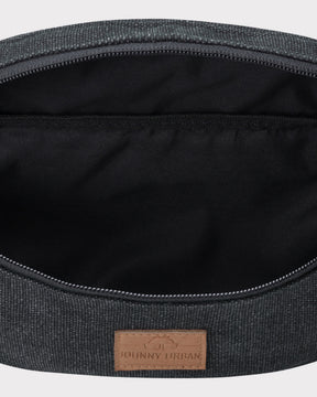 Innenansicht der anthrazitfarbenen Canvas-Bauchtasche 'Toni' von Johnny Urban mit schwarzem Innenfutter