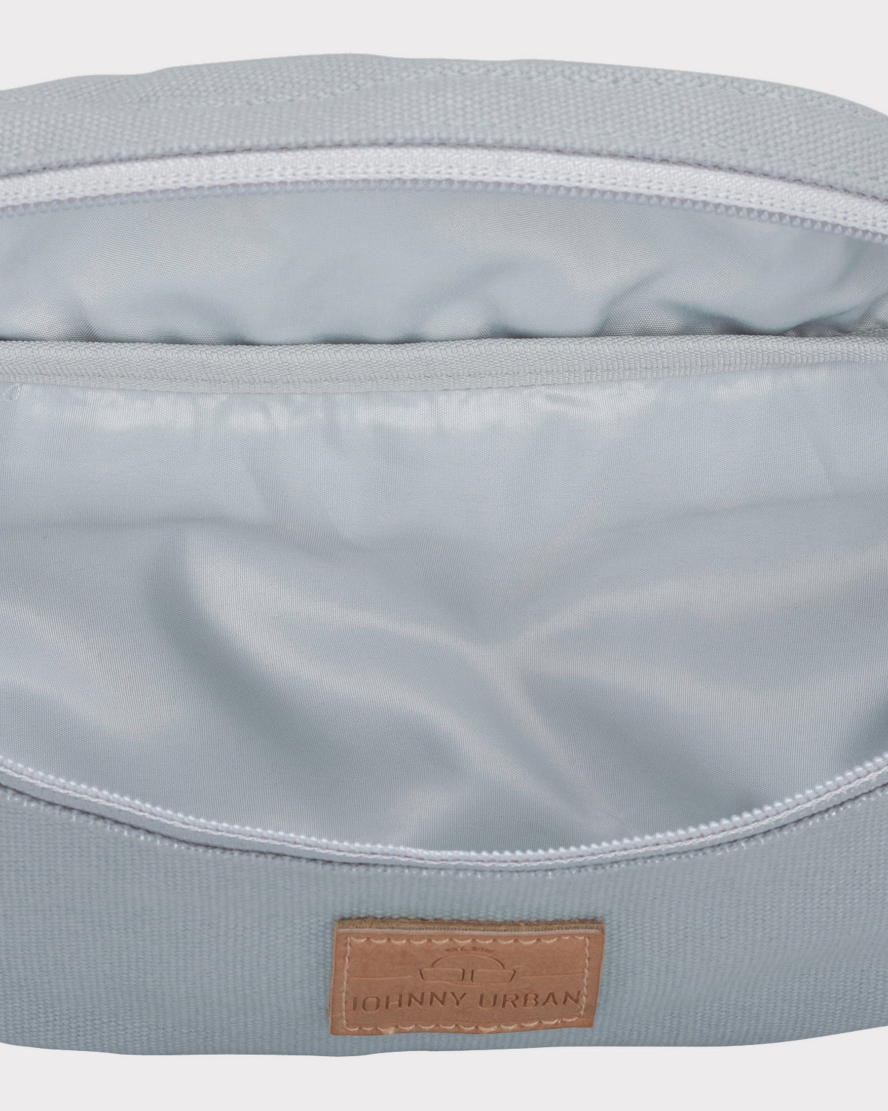 Graue Canvas-Bauchtasche 'Toni' von Johnny Urban mit geöffnetem Hauptfach und Innenfutter