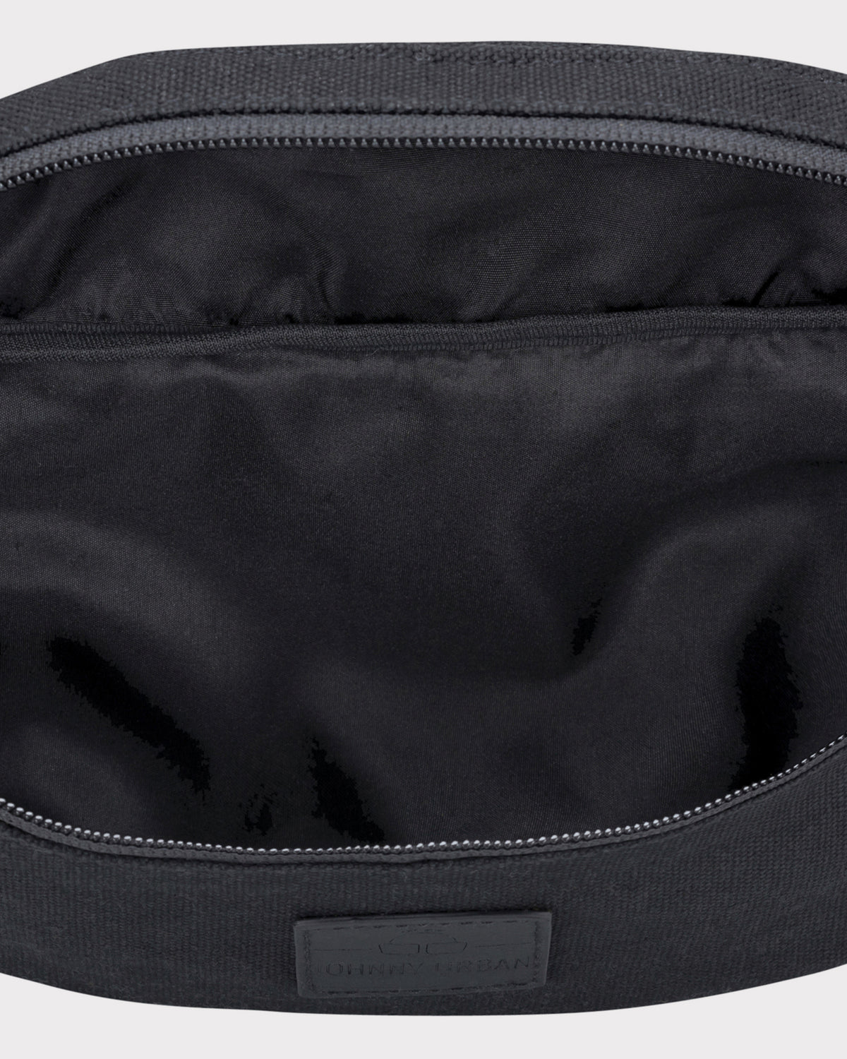Innenansicht der schwarzen Bauchtasche 'Toni' aus Canvas mit Reißverschluss und Innenfach