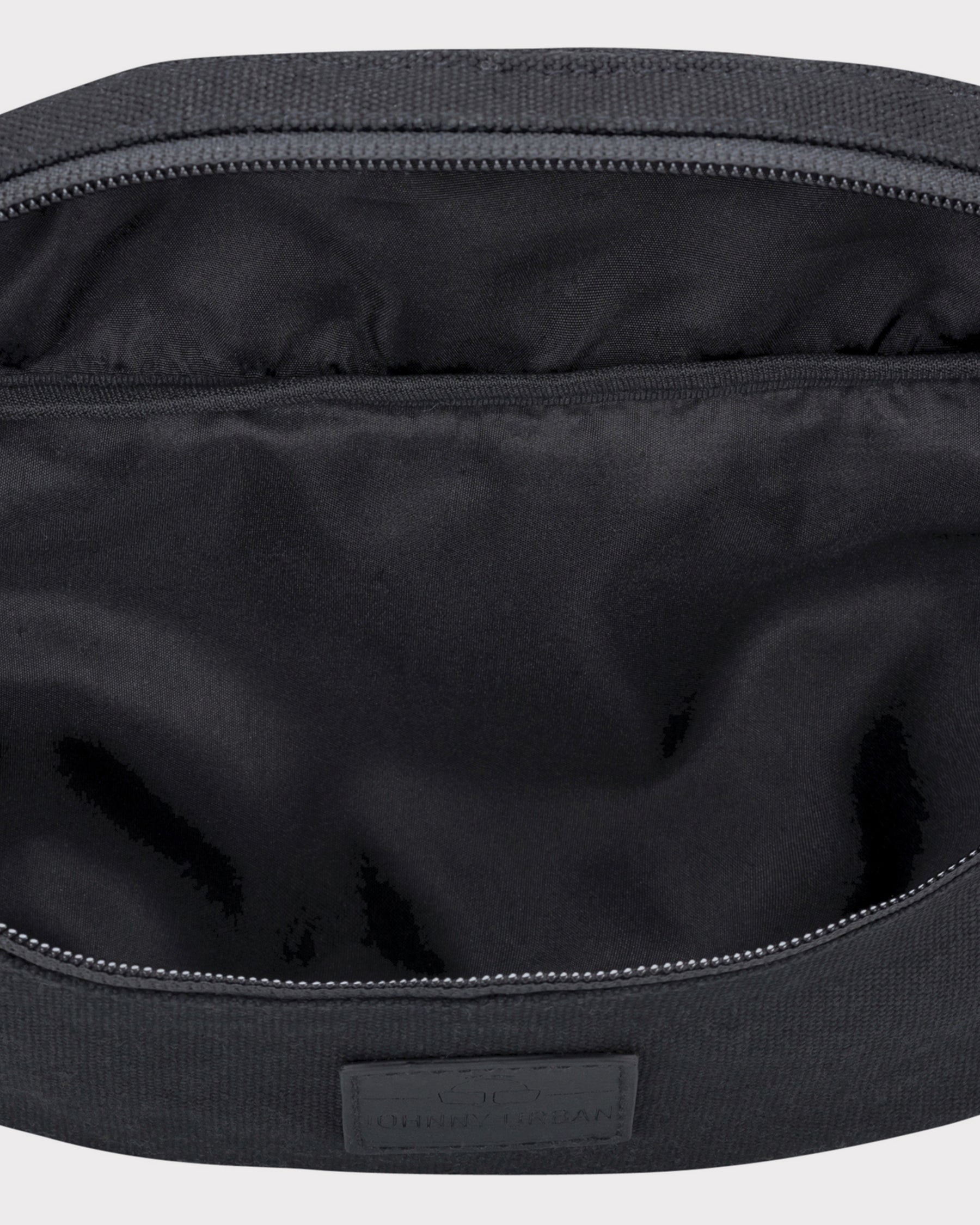 Innenansicht der schwarzen Bauchtasche 'Toni' aus Canvas mit Reißverschluss und Innenfach
