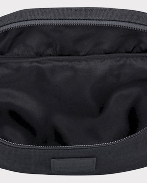 Innenansicht der schwarzen Bauchtasche 'Toni' aus Canvas mit Reißverschluss und Innenfach