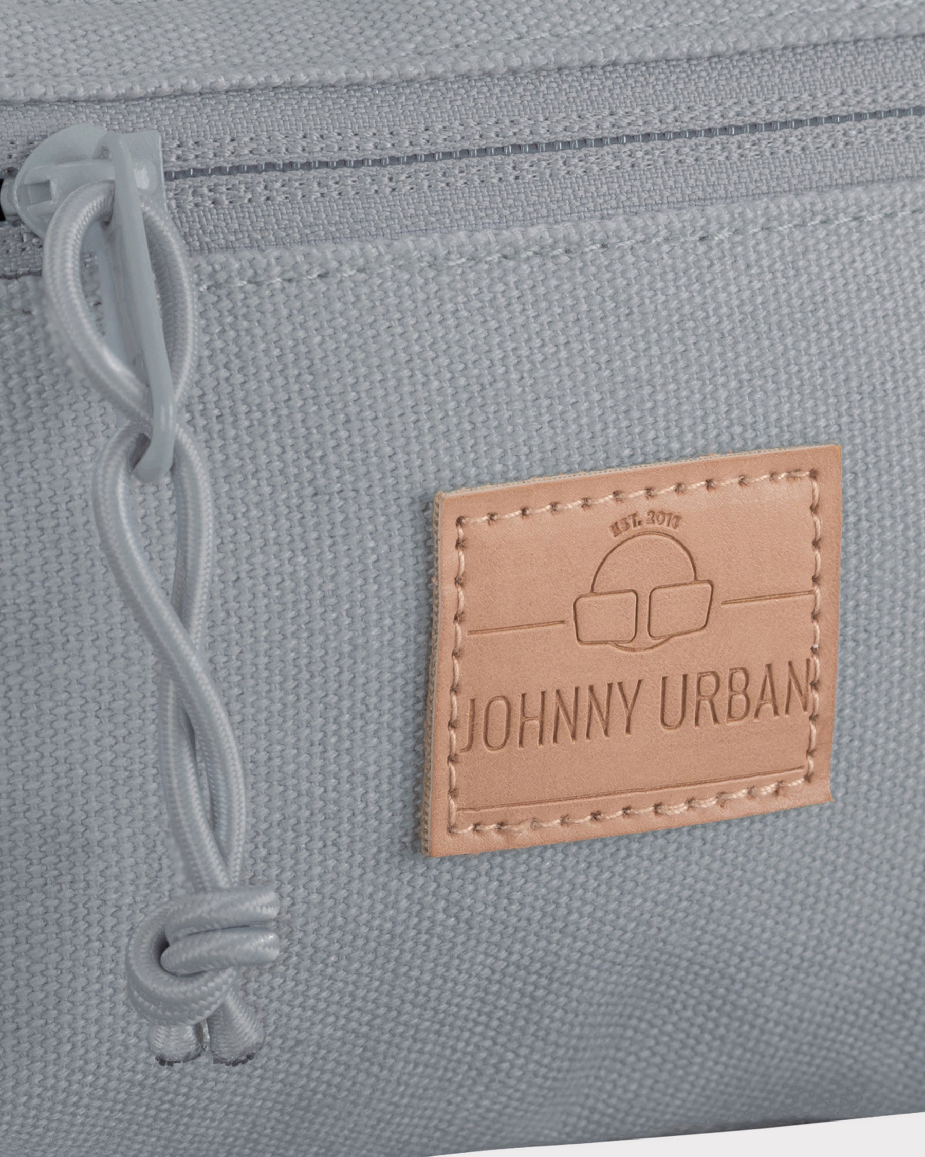 graue vegane Canvas-Bauchtasche "Toni" mit Reifen-Reißverschluss und braunem Johnny Urban Markenlabel