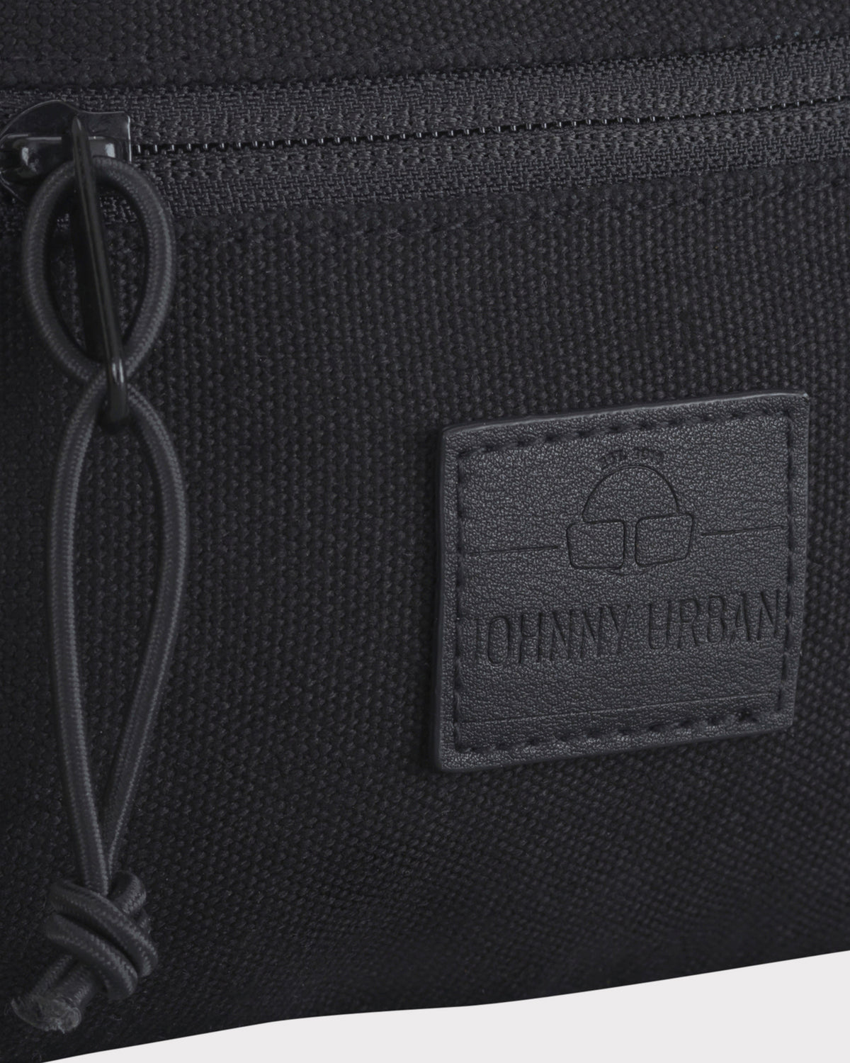 Schwarze Canvas-Bauchtasche 'Toni' von Johnny Urban mit Reißverschluss und Logo-Patch aus Kunstleder