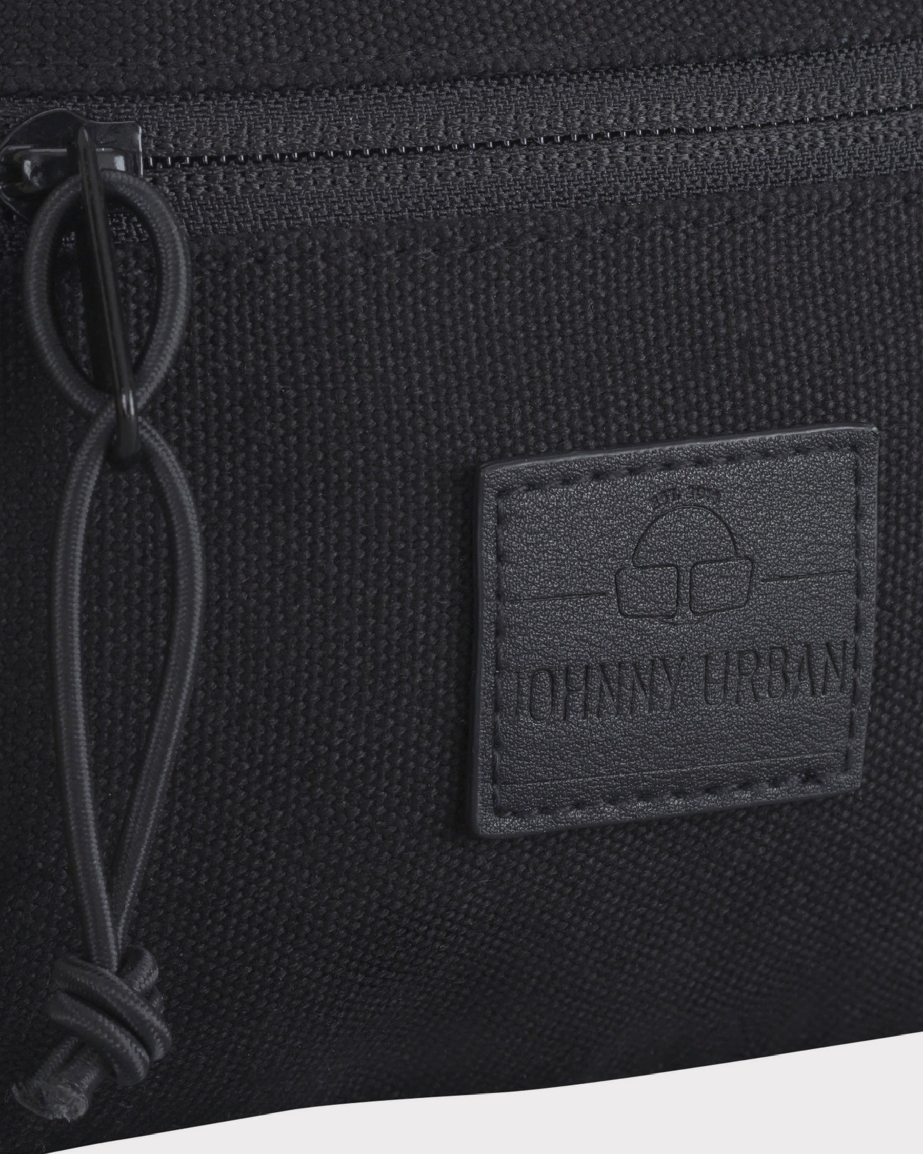 Schwarze Canvas-Bauchtasche 'Toni' von Johnny Urban mit Reißverschluss und Logo-Patch aus Kunstleder
