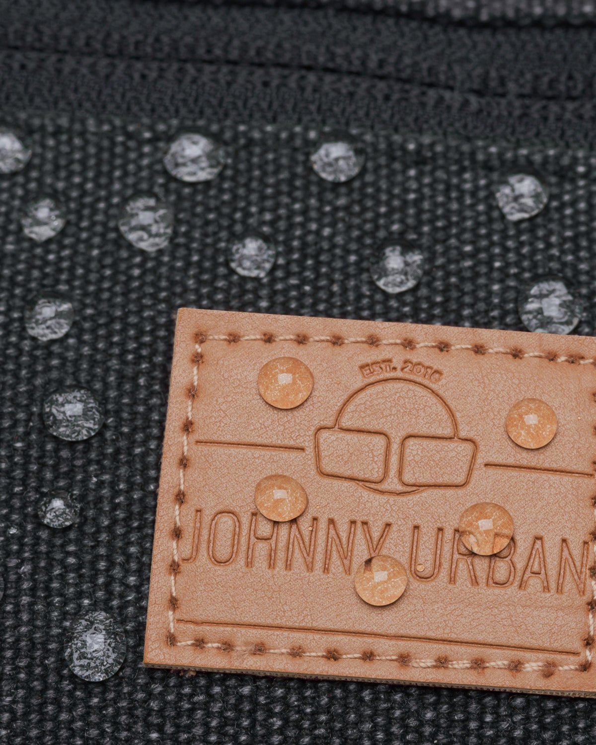 Wasserabweisender anthrazitfarbener Canvasstoff mit Lederlabel und Johnny Urban Logo