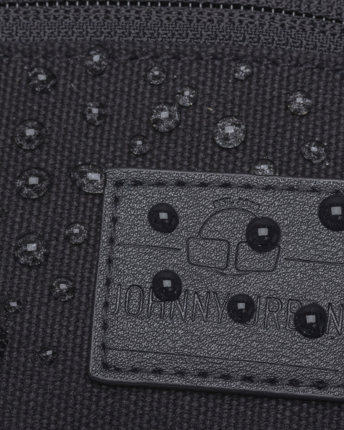 Wasserabweisende schwarze Canvas-Oberfläche mit Johnny Urban Logo auf Bauchtasche 'Toni'