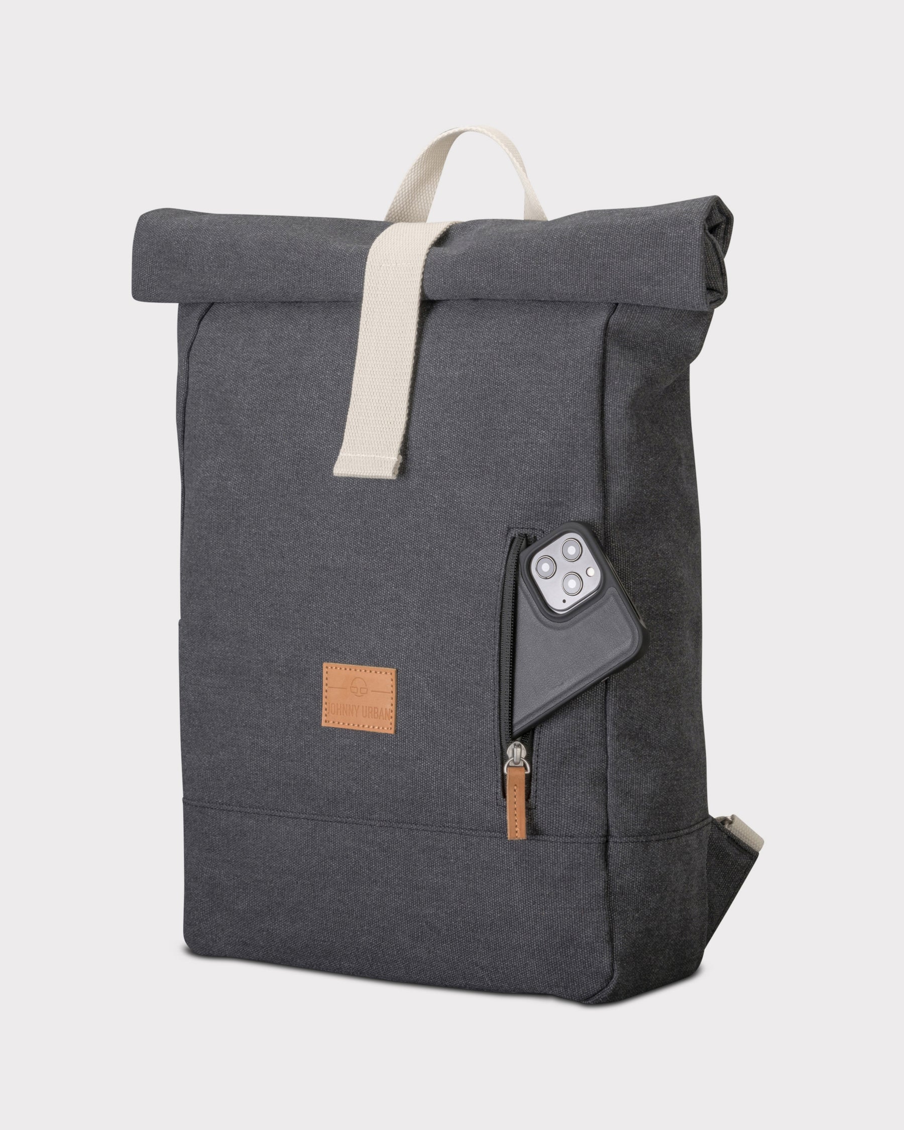 Johnny Urban Rolltop Rucksack 'Adam Medium' aus dunkelgrauem Canvas mit hellem Tragegriff und seitlicher Reißverschlusstasche mit Smartphone