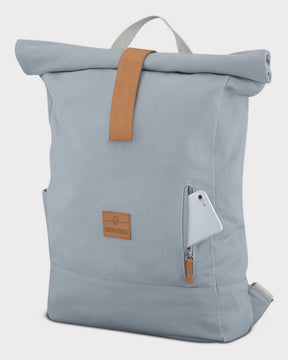 Rolltop Rucksack 'Adam Large' in Grau aus Canvas mit kleinem Reißverschlussfach, teilweise geöffnet mit Smartphone